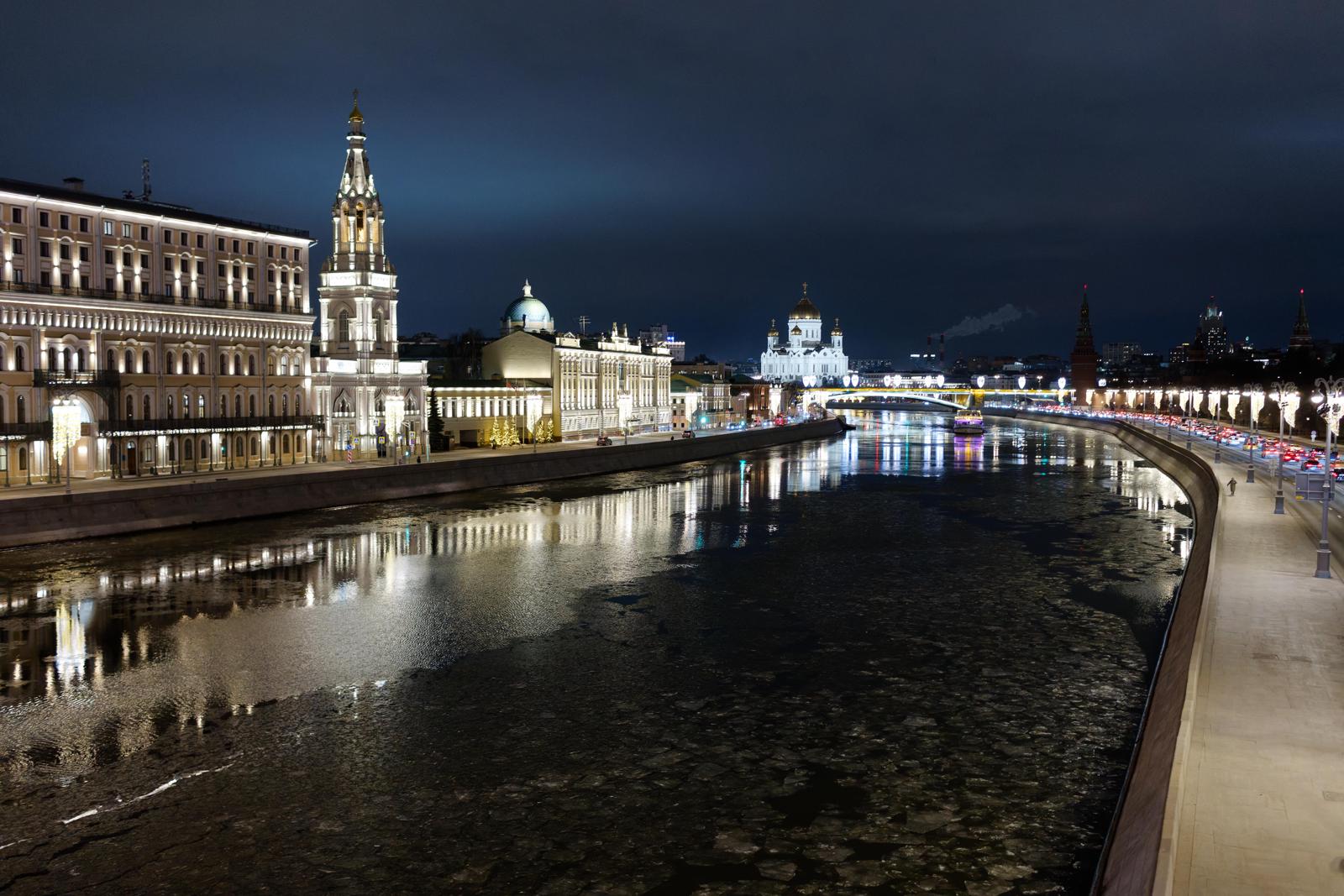 Огни над тёмной водой