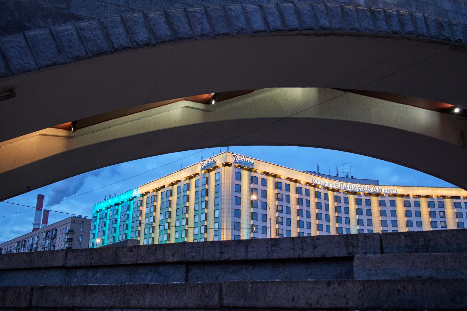 Окно в неоновый век